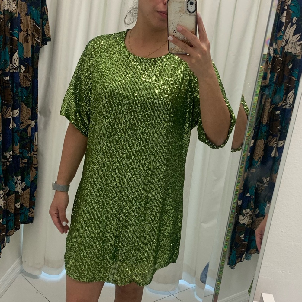 Stunning statement sequence dress ! 💚✨